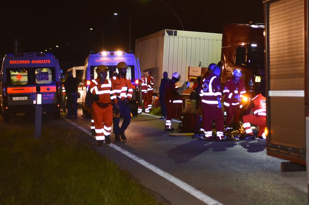 incidente treno camion torino