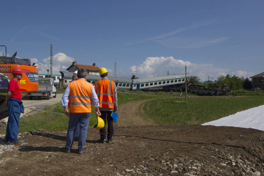 incidente treno camion torino