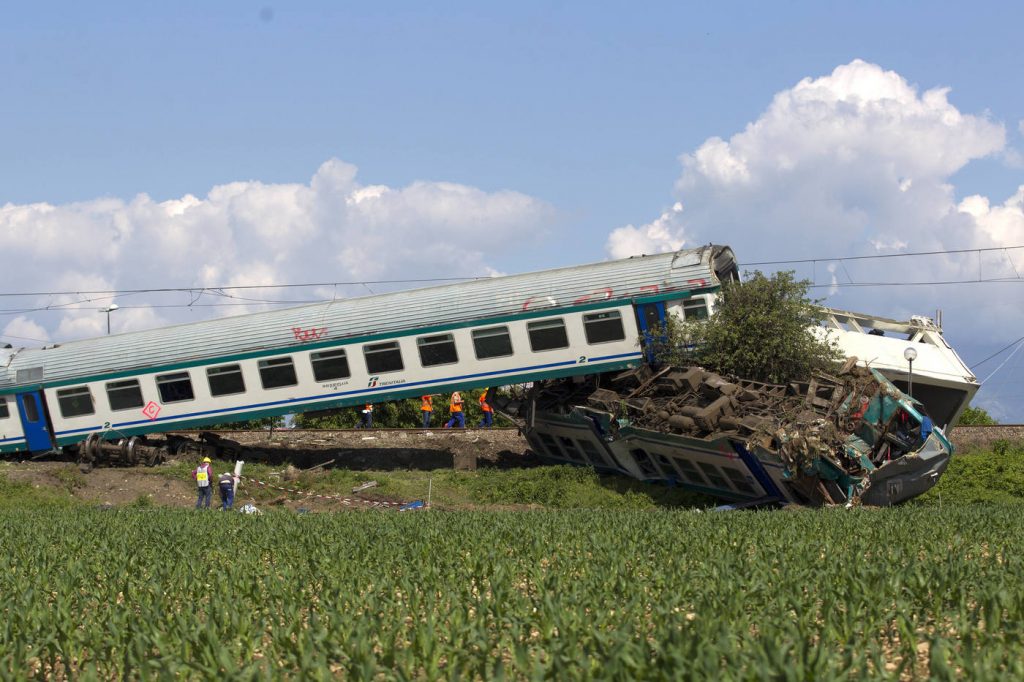 incidente treno camion torino