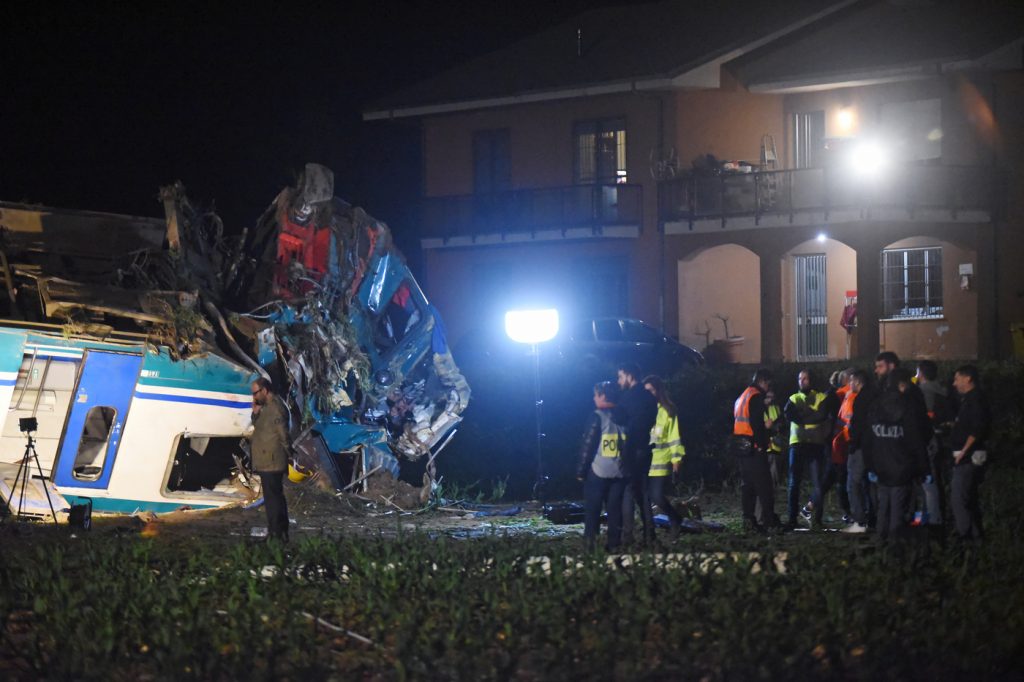 incidente treno camion torino