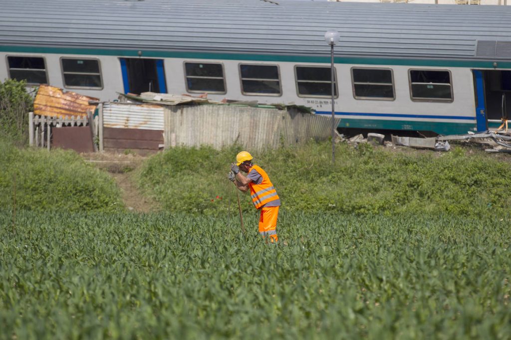 incidente treno camion torino
