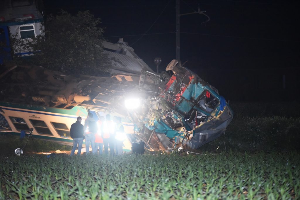 incidente treno camion torino