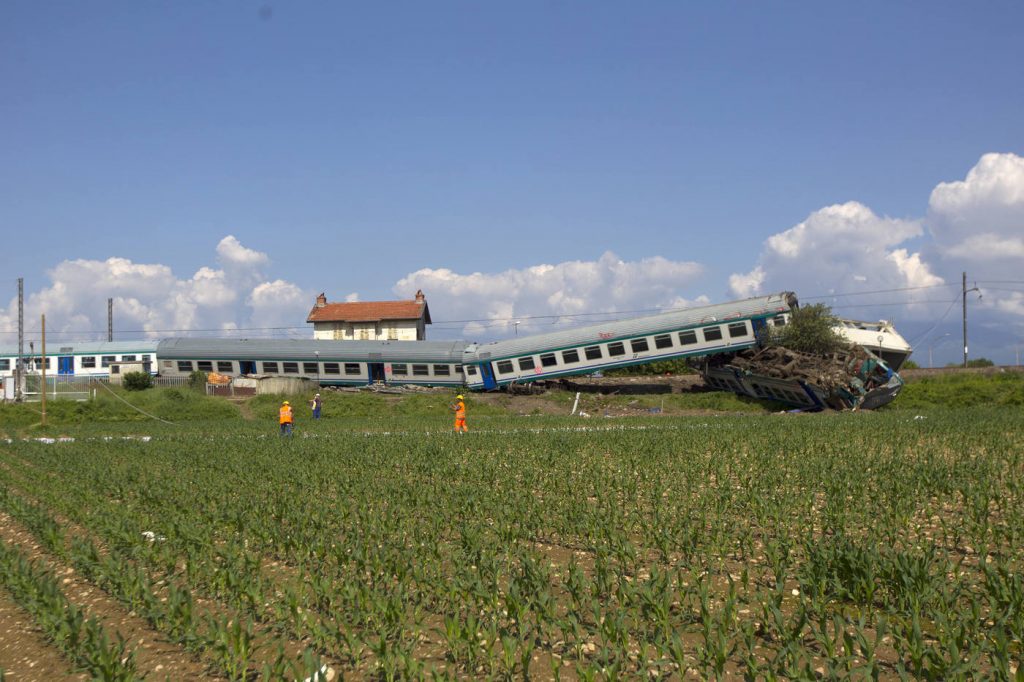 incidente treno camion torino