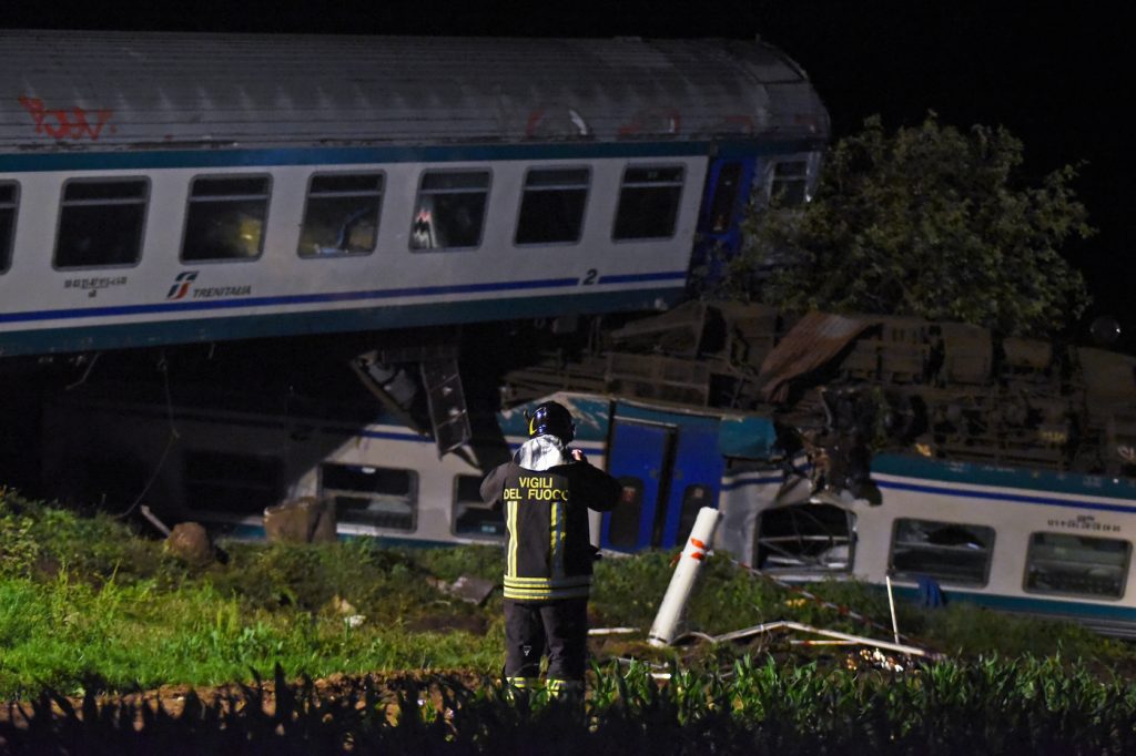 incidente treno camion torino