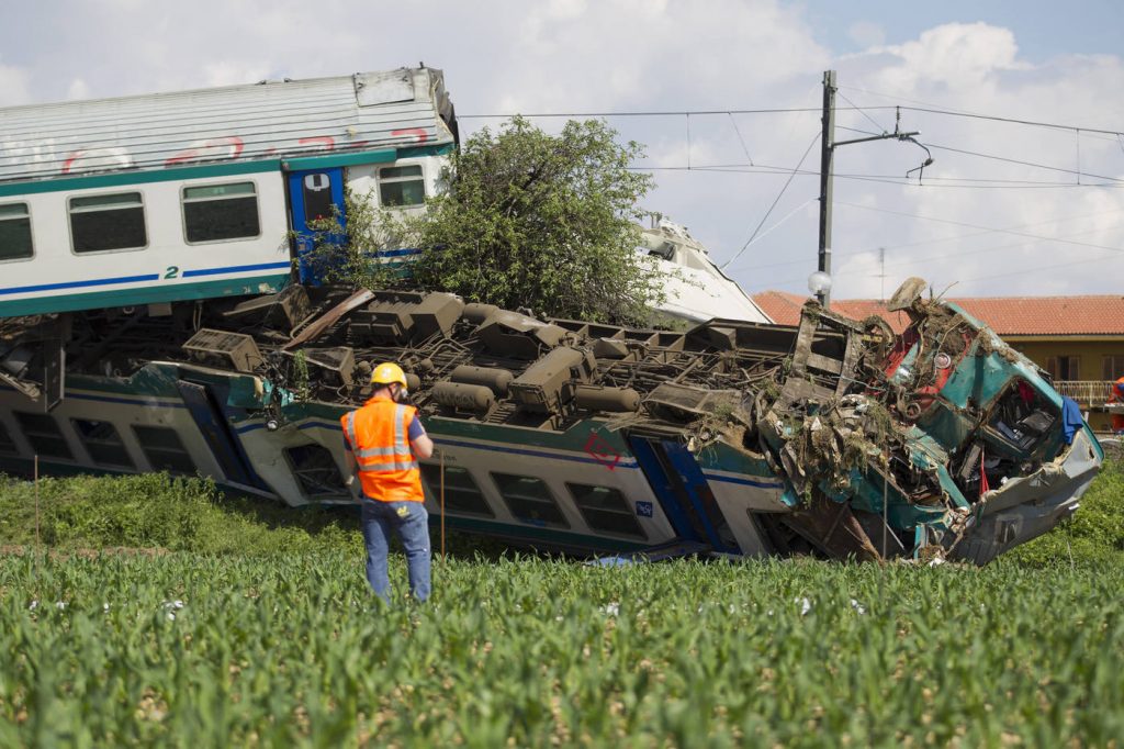 incidente treno camion torino