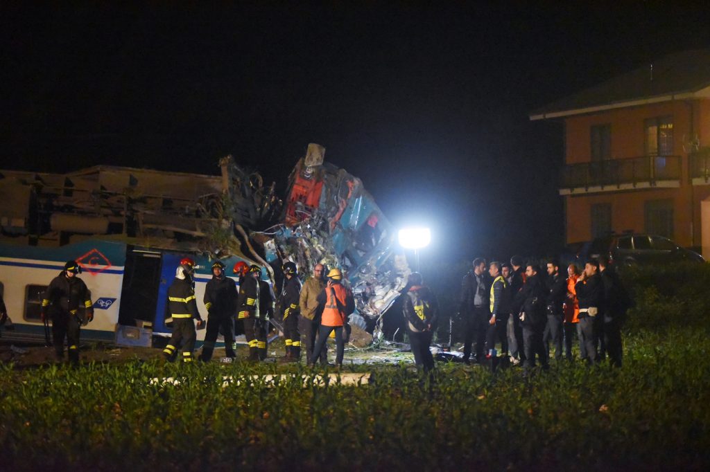 incidente treno camion torino