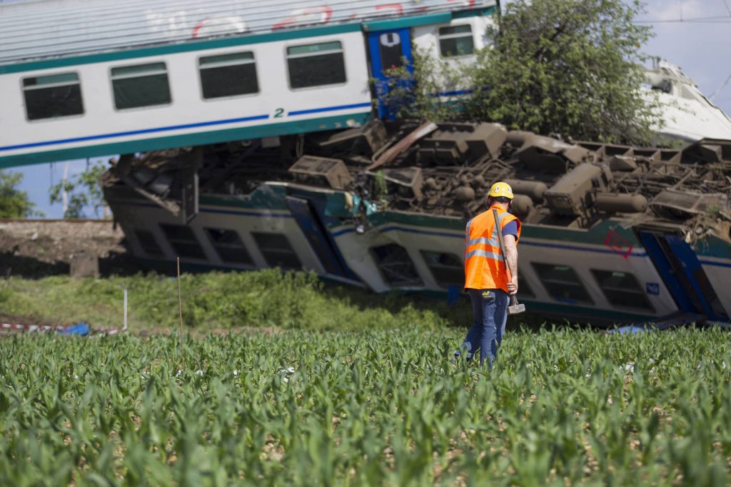 incidente treno camion torino