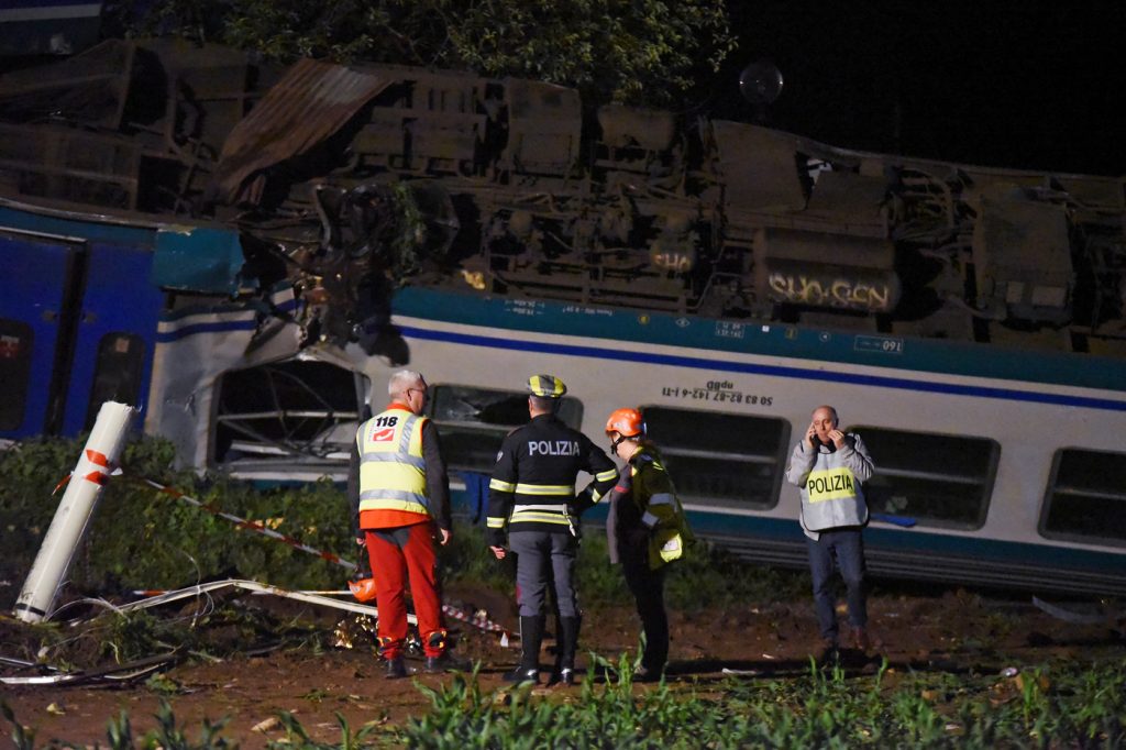 incidente treno camion torino