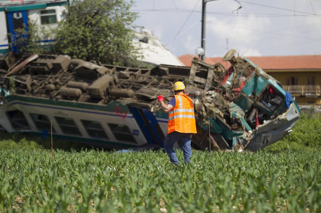 incidente treno camion torino