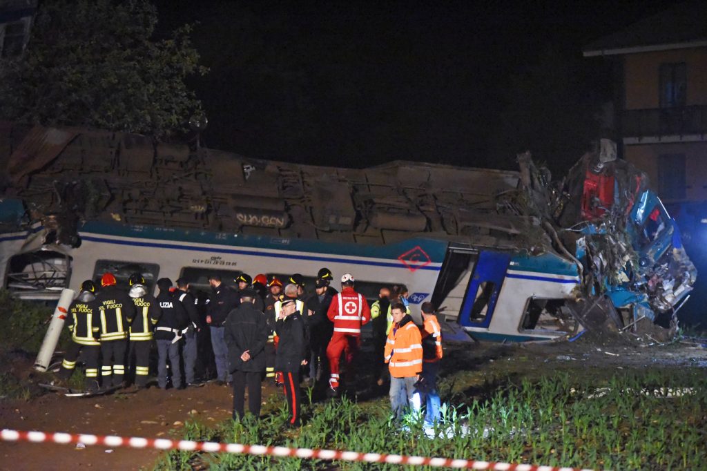 incidente treno camion torino
