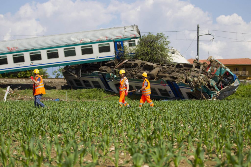 incidente treno camion torino