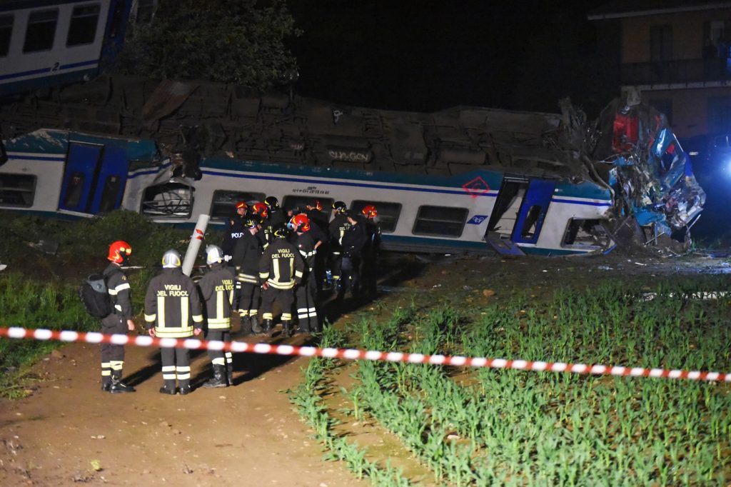 incidente treno camion torino