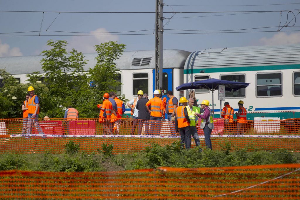 incidente treno camion torino