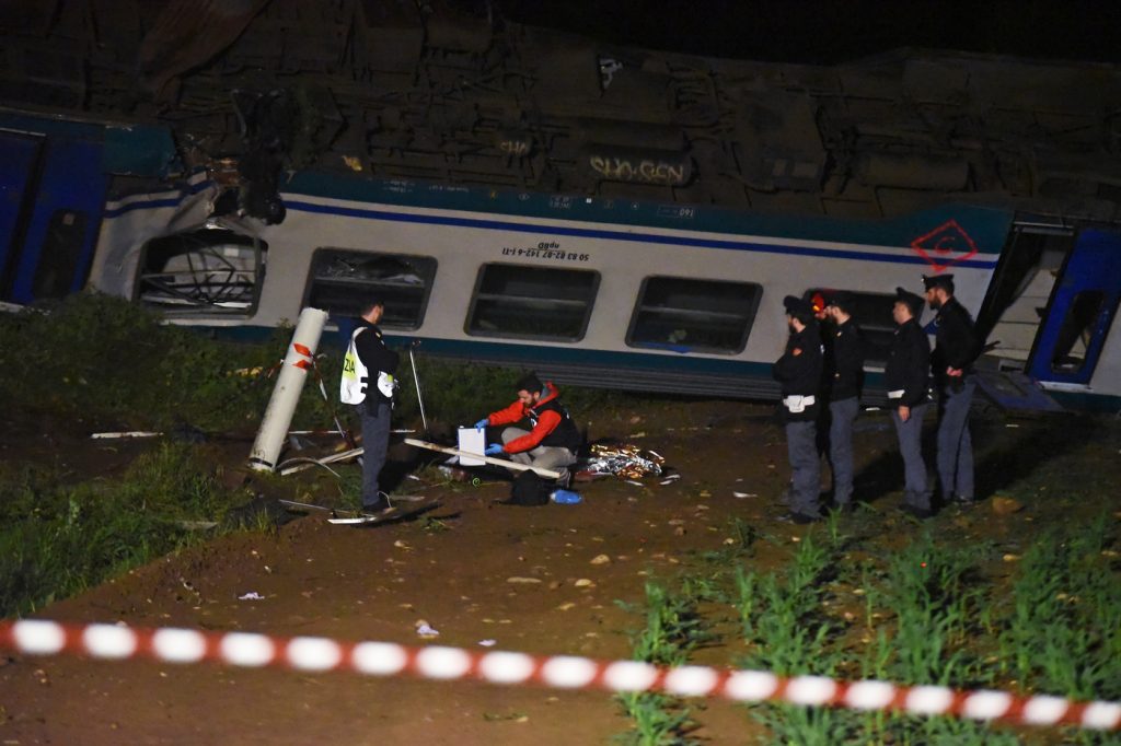 incidente treno camion torino