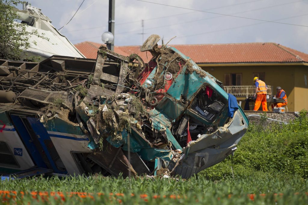 incidente treno camion torino