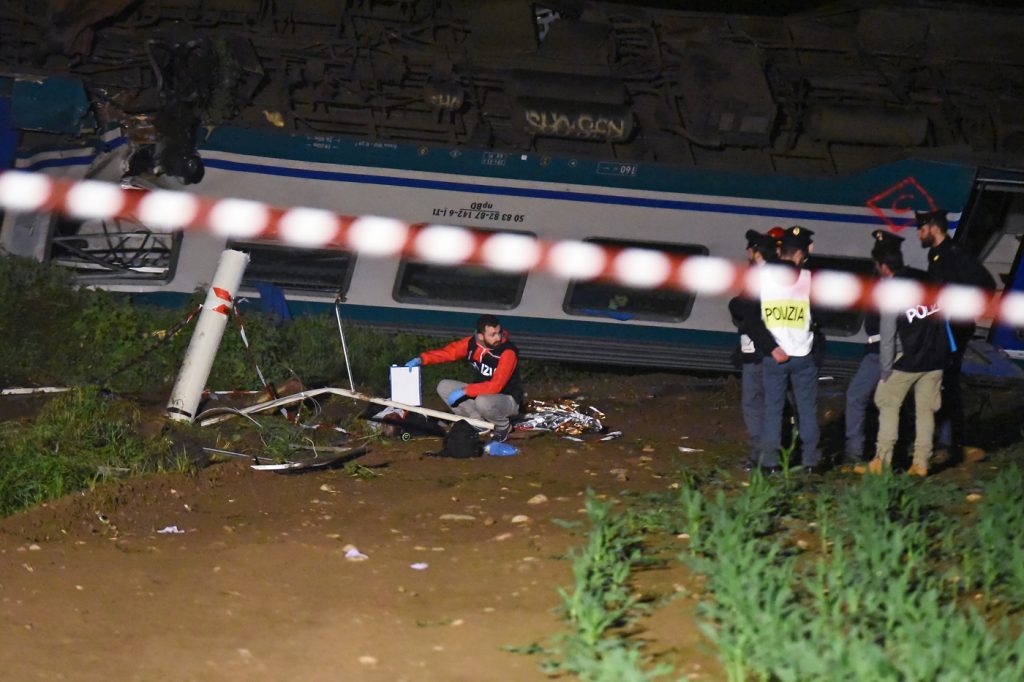 incidente treno camion torino