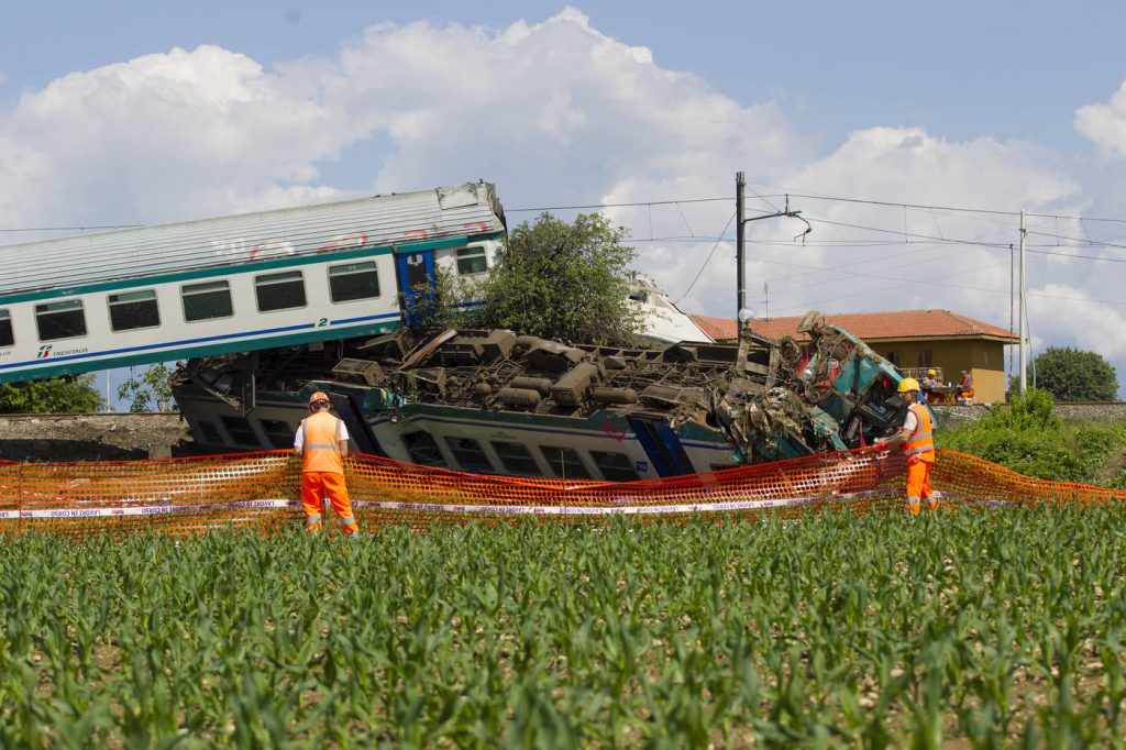 incidente treno camion torino