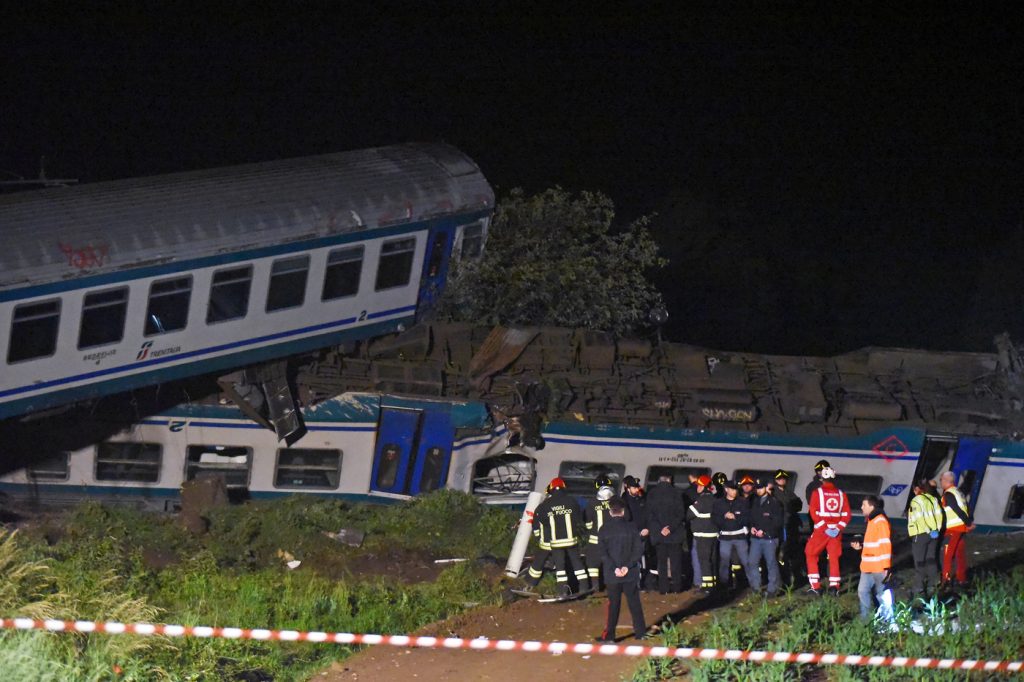 incidente treno camion torino