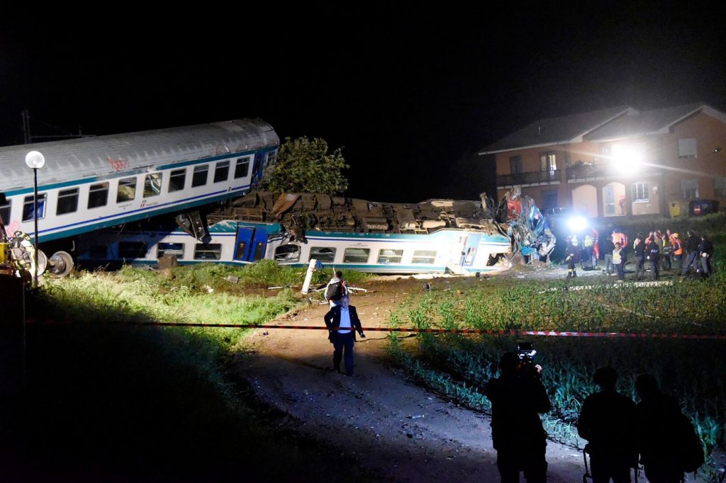 incidente treno camion torino
