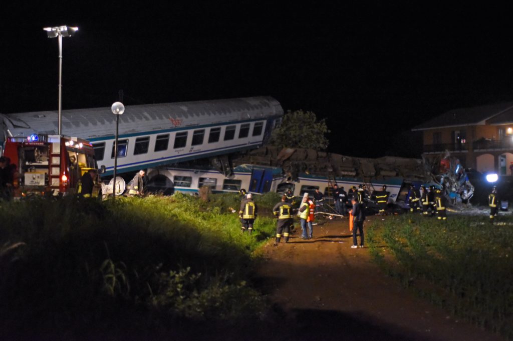incidente treno camion torino