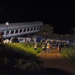 Treno regionale urta camion e deraglia: impatto violentissimo, 2 morti e 23 feriti [GALLERY]