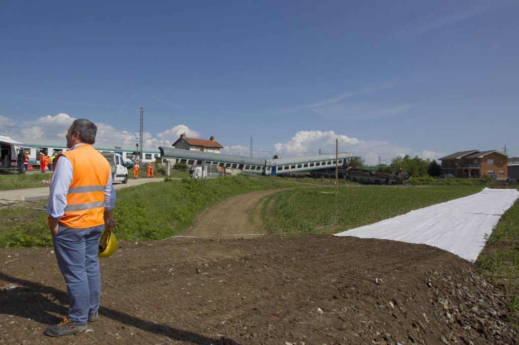 incidente treno camion torino