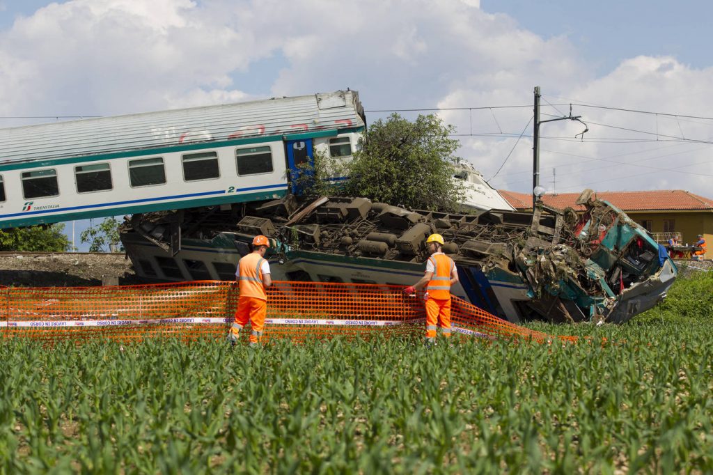 incidente treno camion torino