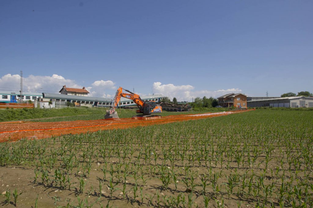 incidente treno camion torino