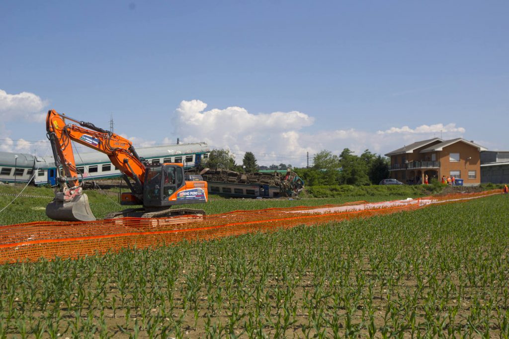 incidente treno camion torino