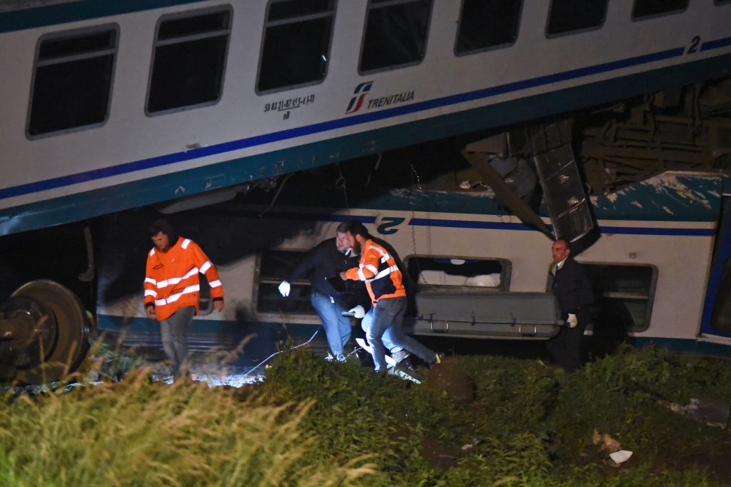 incidente treno camion torino