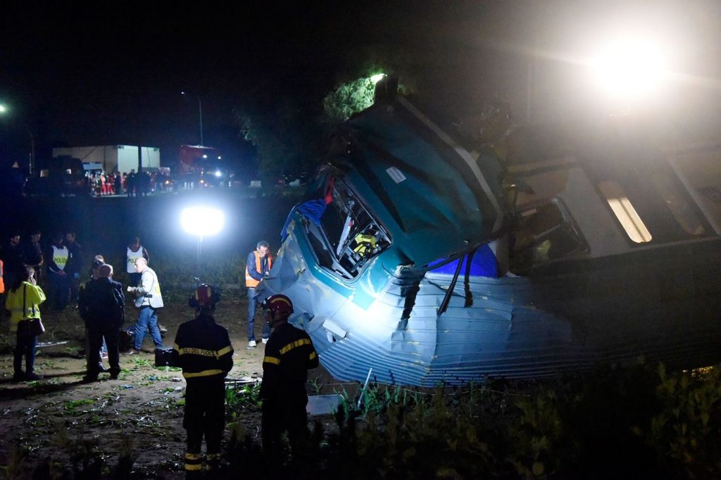 incidente treno camion torino