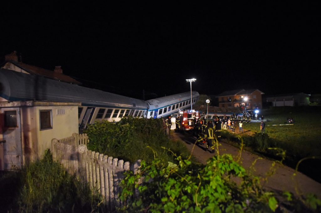 incidente treno camion torino