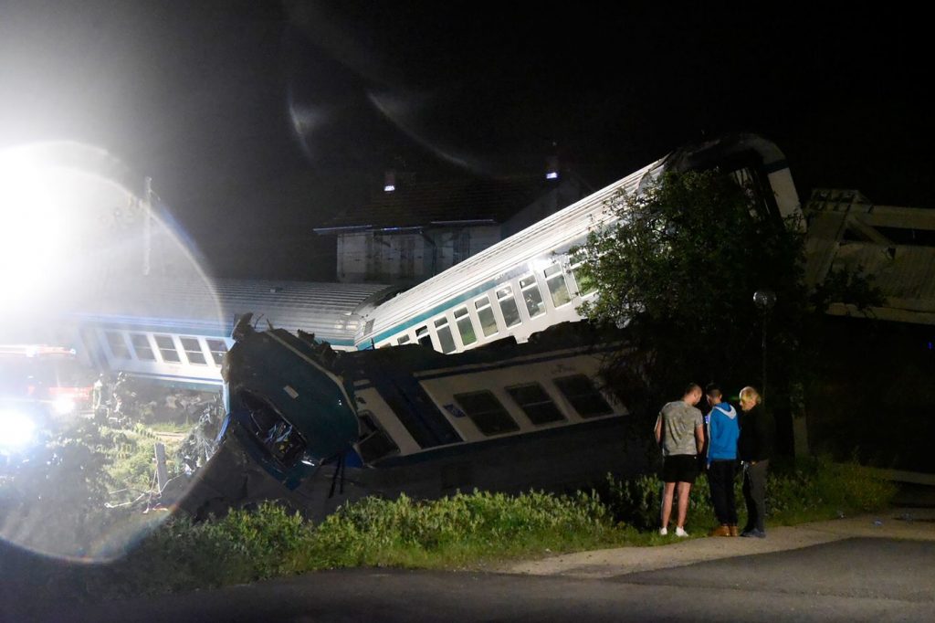 incidente treno camion torino