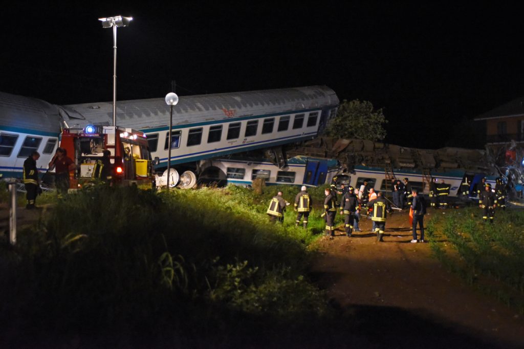 incidente treno camion torino