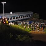 Treno regionale urta camion e deraglia: impatto violentissimo, 2 morti e 23 feriti [GALLERY]