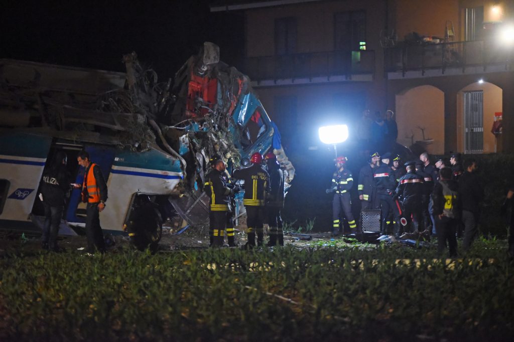 incidente treno camion torino