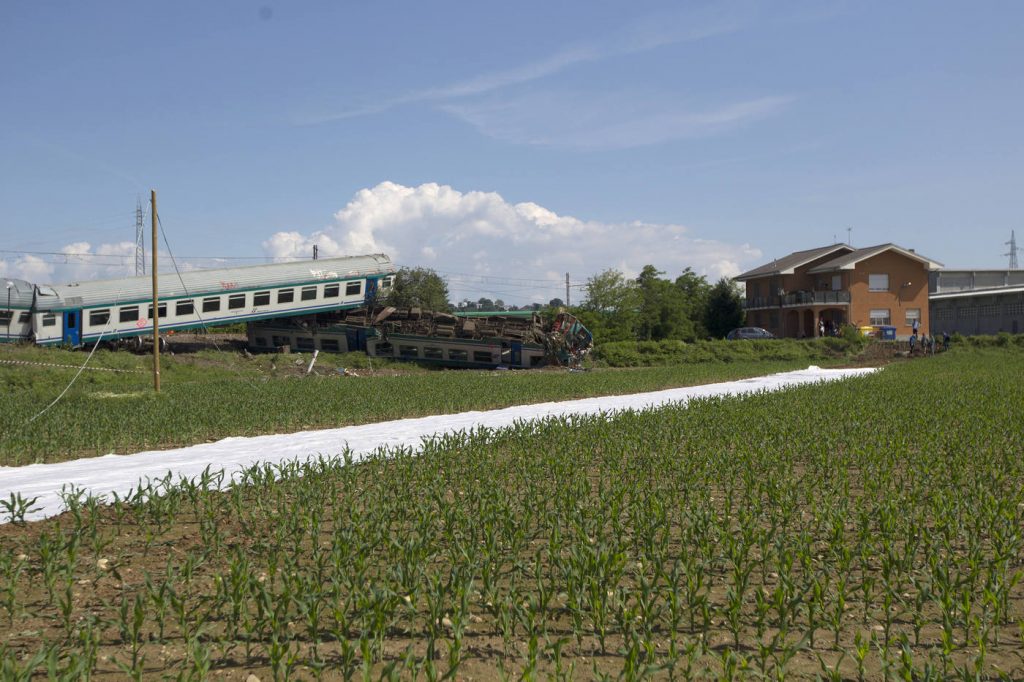 incidente treno camion torino