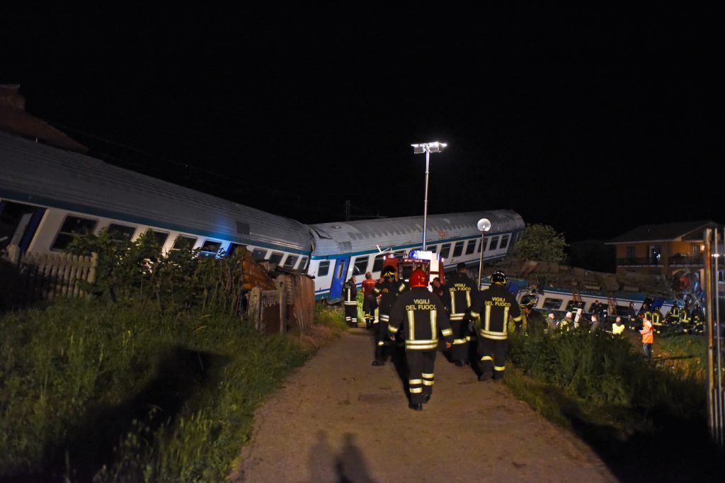 incidente treno camion torino