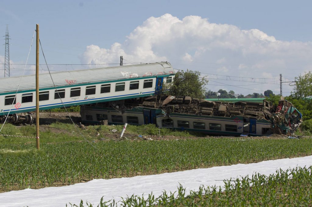 incidente treno camion torino