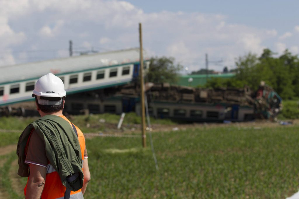 incidente treno camion torino