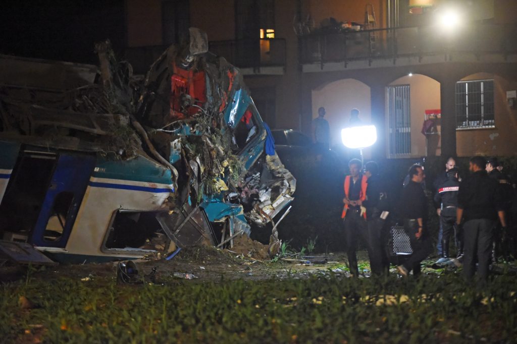 incidente treno camion torino