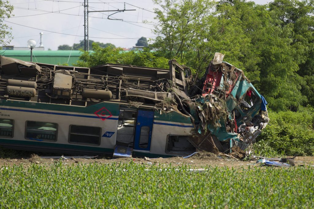 incidente treno camion torino
