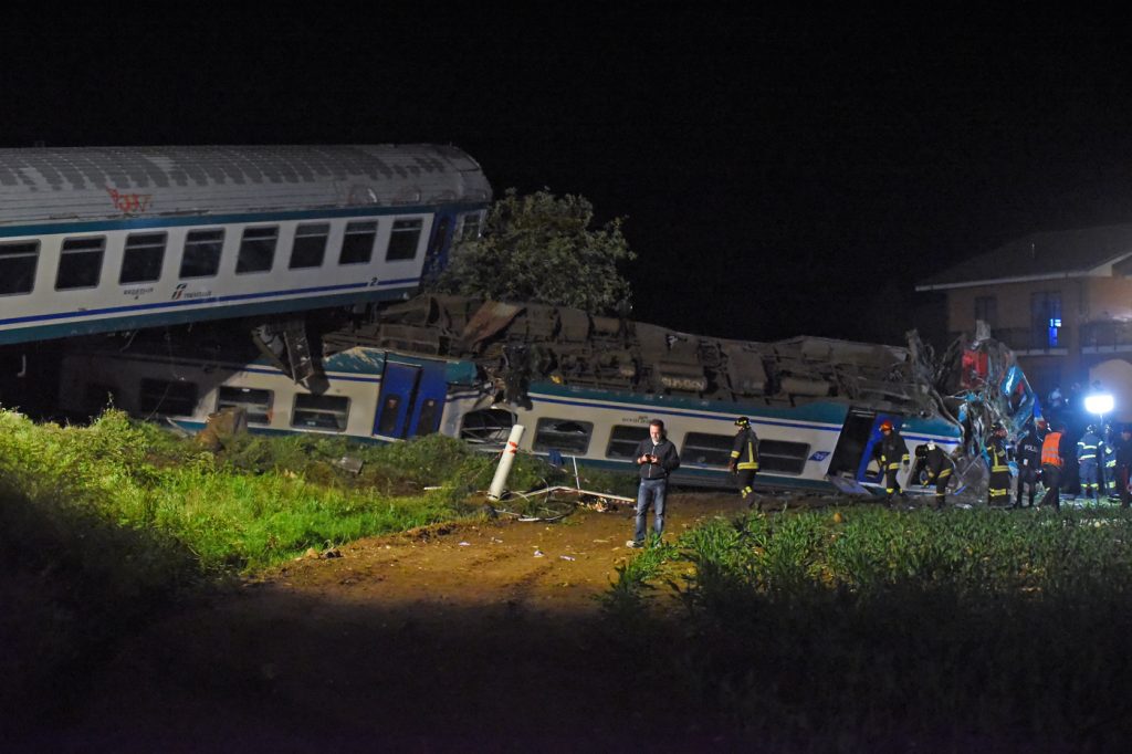 incidente treno camion torino