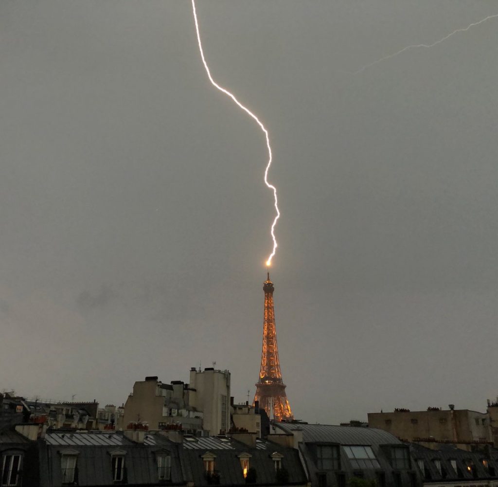 maltempo francia fulmine torre eiffel