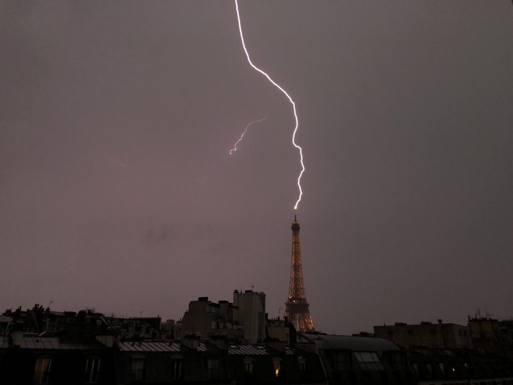 maltempo francia fulmine torre eiffel (2)
