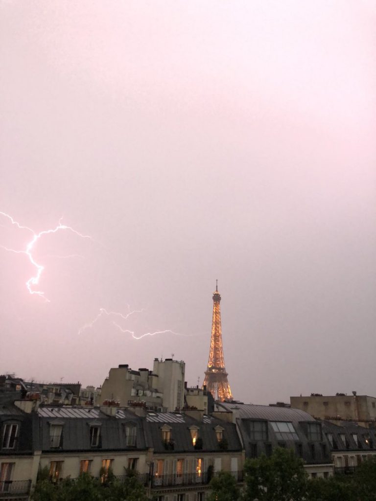 maltempo francia fulmine torre eiffel
