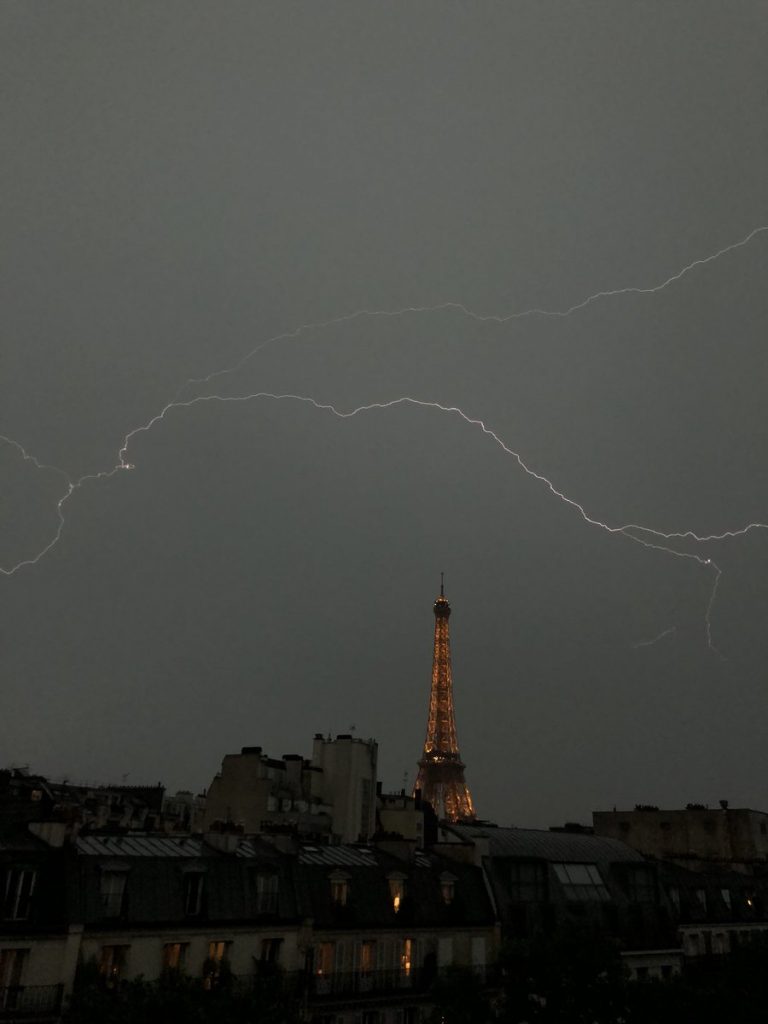 maltempo francia fulmine torre eiffel