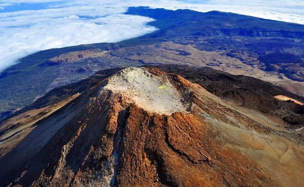 Tenerife, allerta per il vulcano Teide: 270 terremoti in 10 giorni accendono le paure di un'eruzione