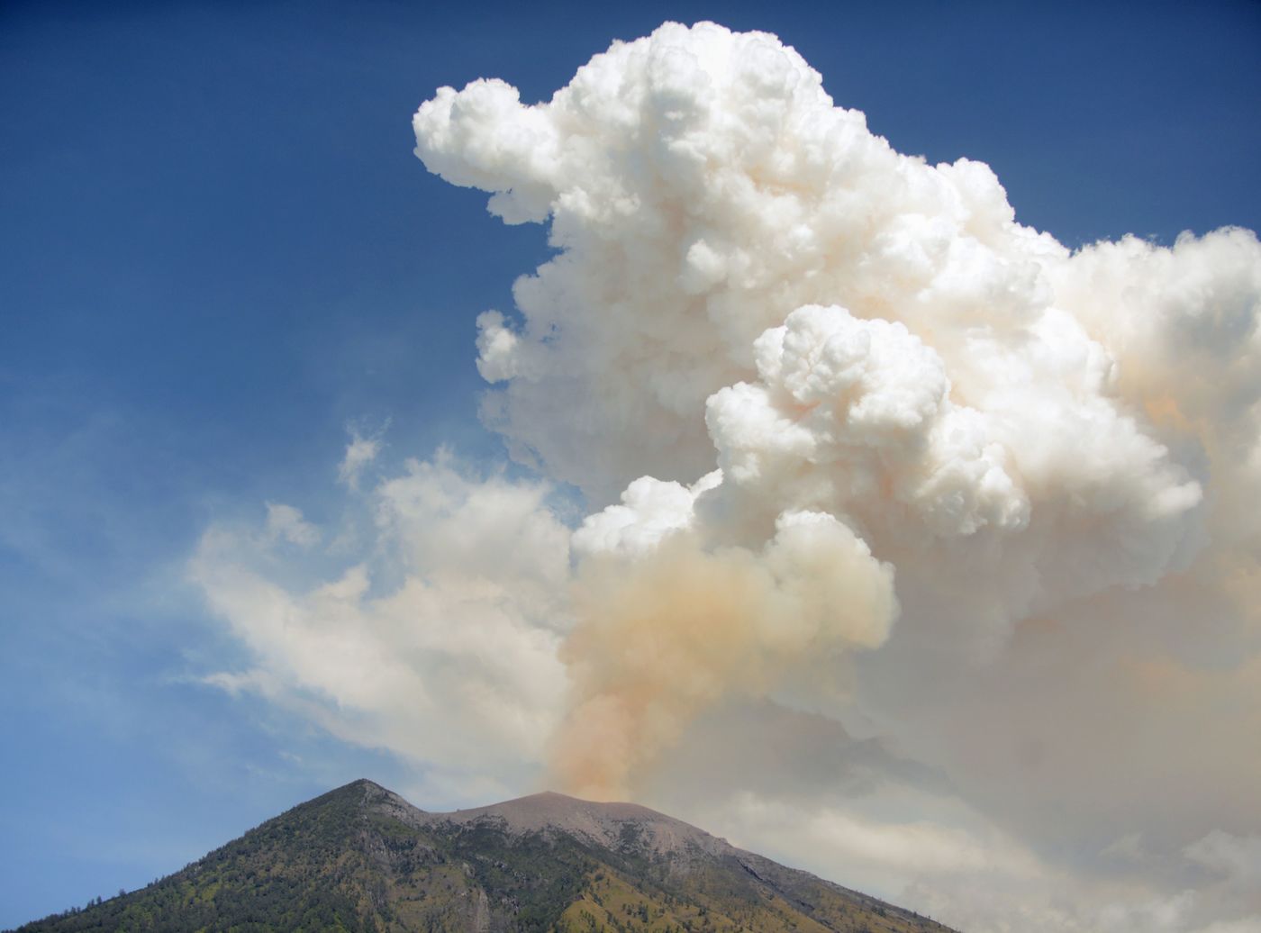 Indonesia, eruzione del vulcano Agung