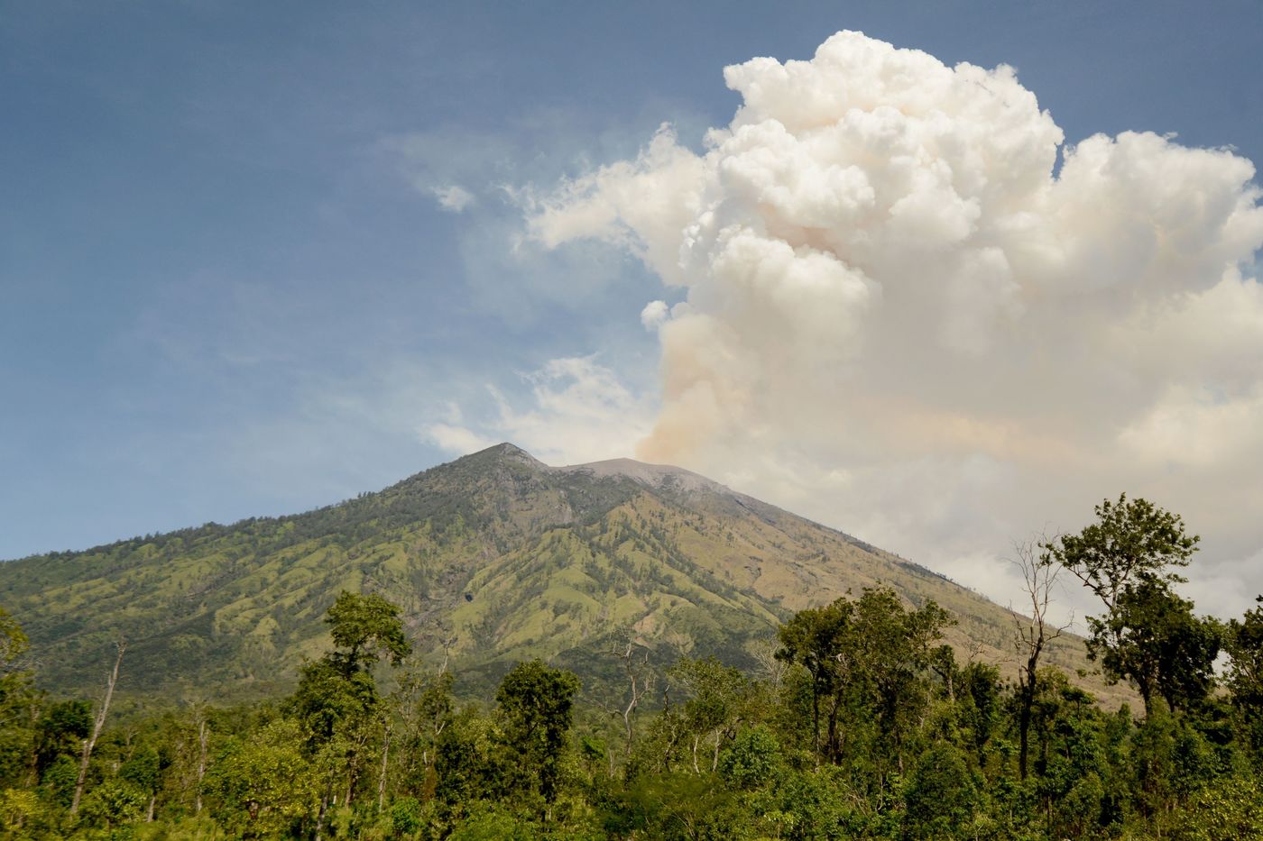 Indonesia, eruzione del vulcano Agung